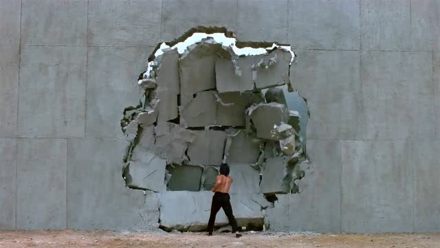 力王用出绝招打碎了监狱的石墙,犯人们可以回家了!