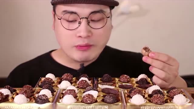 大胃王吃费列罗巧克力一个人吃这么多不怕胖吗