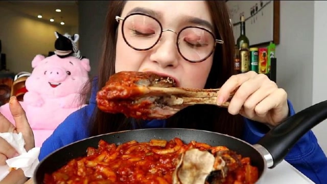 上海美女吃播阿尤病了还拿羊腿一顿啃,美食是治病最好的良药?