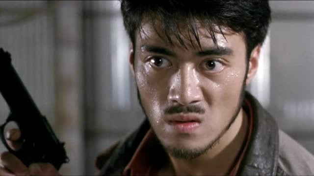 洗黑钱:男子被坏蛋击中,不料威胁阿龙出来