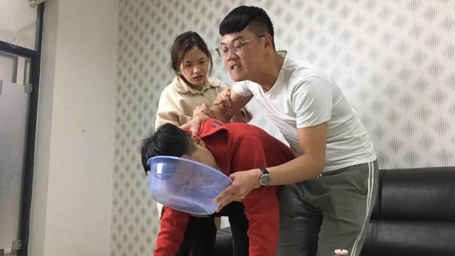 男子当街家暴妻子,不料小舅子路过看到,按住脑袋就往开水里塞