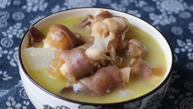 萝卜炖羊蹄,多喝这道汤,营养美味又暖身子,女人常喝对皮肤好