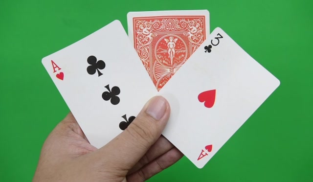 扑克牌魔术,一张扑克牌两个数字,知道后很简单