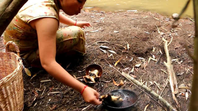 农村大婶在河沟抓了2只青蛙,直接扔锅里油炸蘸酱吃,真香