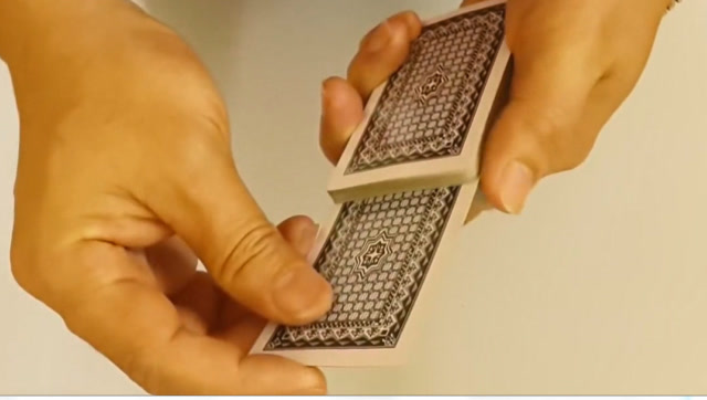 魔术揭秘:把一张牌放一副牌中间,一个响指就能让它出现在第一张