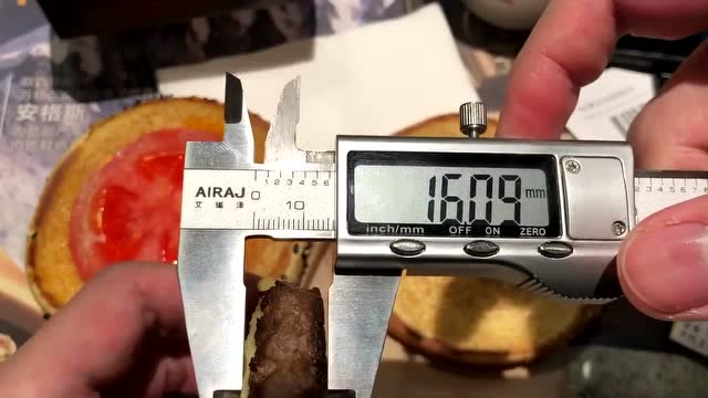 麦当劳 安格斯厚牛芝士堡试吃 中间这块牛肉有十六毫米厚?