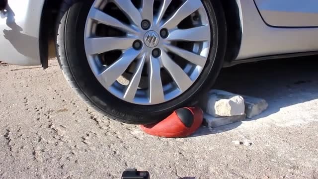 分别把篮球足球橄榄球用汽车碾压过去会发生什么呢?真会玩