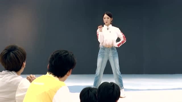 创造营孟美岐演绎舞蹈撑腰热辣舞姿学员们都看直眼了
