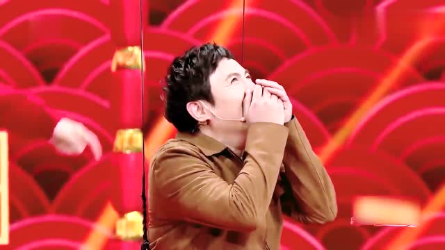 沈腾在万分恐惧中被吊威亚,有人说有一种烤牛蛙的感觉,太逗了