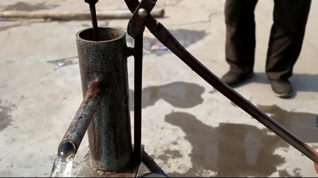 以往农村的老式压水井,为何现今几乎消失不见?大家以前用过吗?