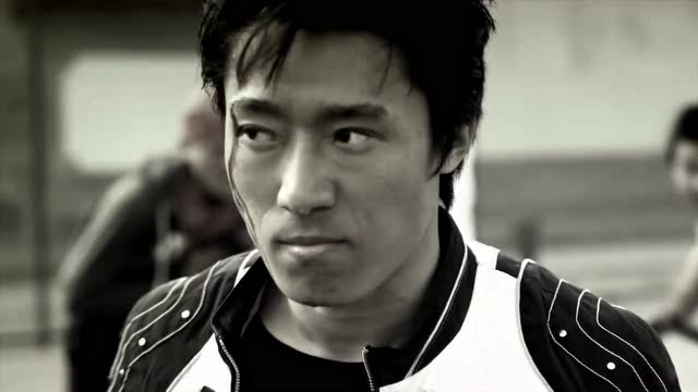 岳松街头一个人打二十个,对方全部被打趴,上演街头之王