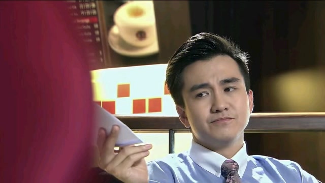 记者把王伟和苏菲见面的照片给陈丰看,并把照片送给了陈丰