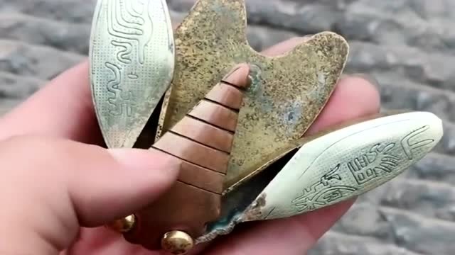 古代暗器蝉翼刀现世指头大的翅膀能装上百个刀片太厉害了