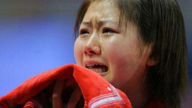 "瓷娃娃"福原爱被打哭接受采访,东北腔:跟国乒没法比,我腿软