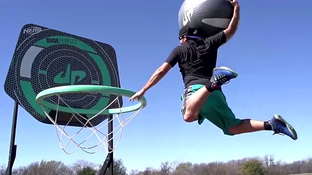 超大篮筐超大篮球国外小伙最后这个扣篮太帅了