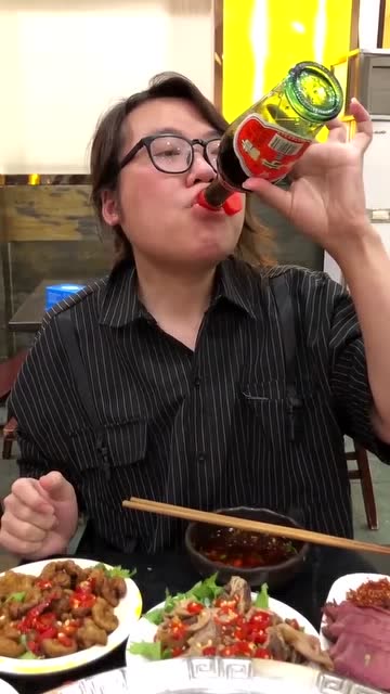 大胃王浪胃仙真厉害,喝完一瓶醋还吃了一桌火锅