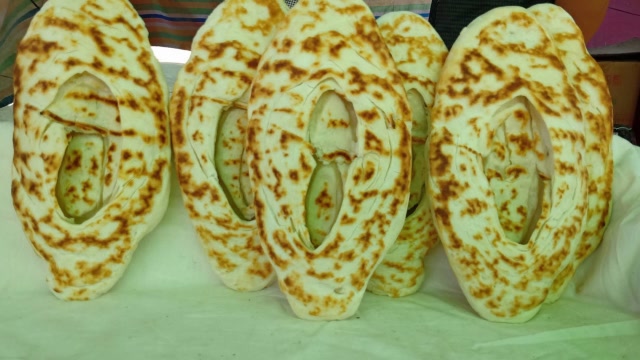 这种馍叫锅盔,看着做法很简单,其实做着很难,估计快要失传了!