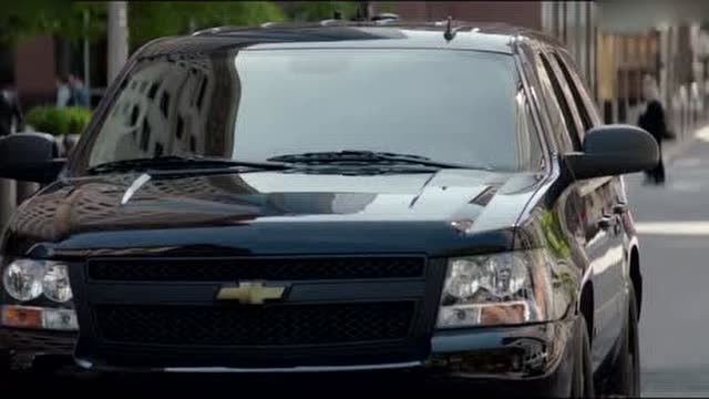 美国队长神盾局局长在大街上被袭击不料手臂受伤骨折