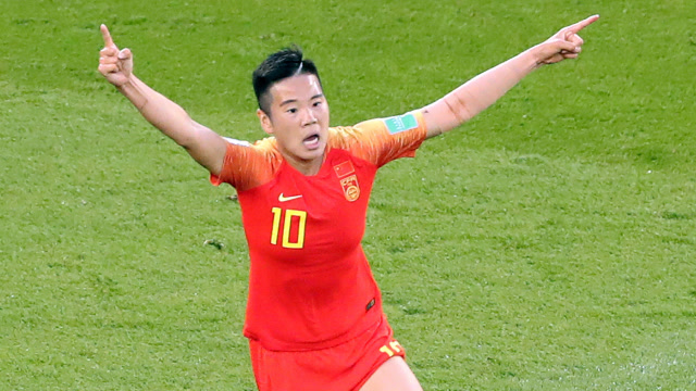 女锋霸!李影高难度射门 妙传,女球迷激动握住男友的手