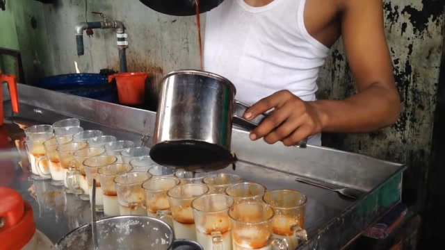 印度街头人气奶茶店,小伙洗杯手速逆天!