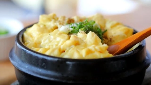 鸡蛋变个花样吃这样做出来的砂锅鸡蛋羹比炒出来的好吃多了