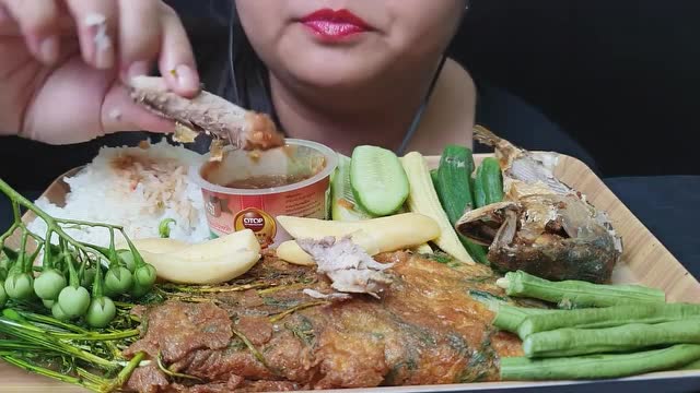 泰国吃货胖妞吃香辣鱼,鱼肉肥嫩鲜美,直接用手抓着吃,过瘾
