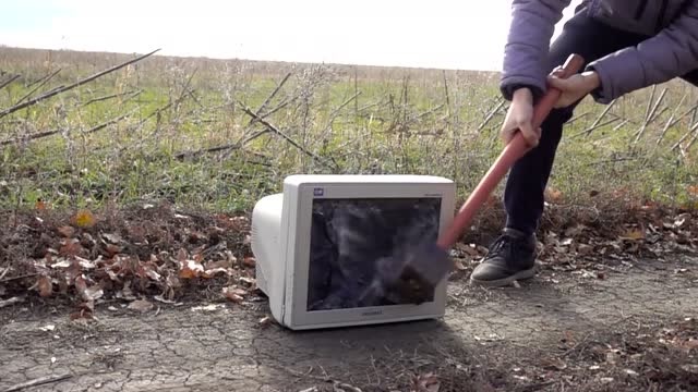 男子用大力抡大锤砸向电视机,结果会变成什么样?