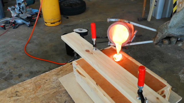 滚烫的铜水倒进模具,一把铜锤子就出来了,浇铸原来这么有意思