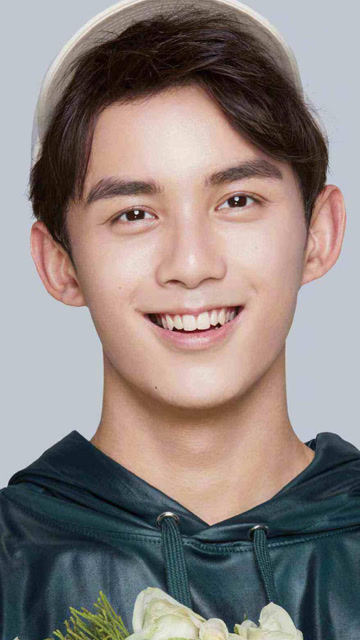 吴磊笑起来无忧无虑,阳光下的他就是一个天真的大男孩