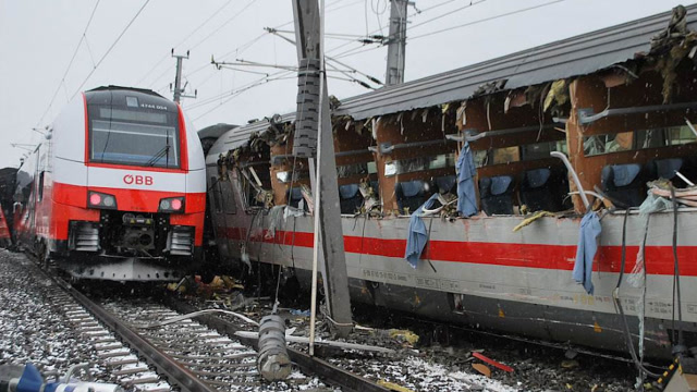 两辆火车生死擦撞,究竟有多危险?镜头记录下全过程!