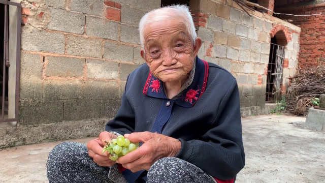 94岁农村白发老人,想吃水果没钱买,让人心酸