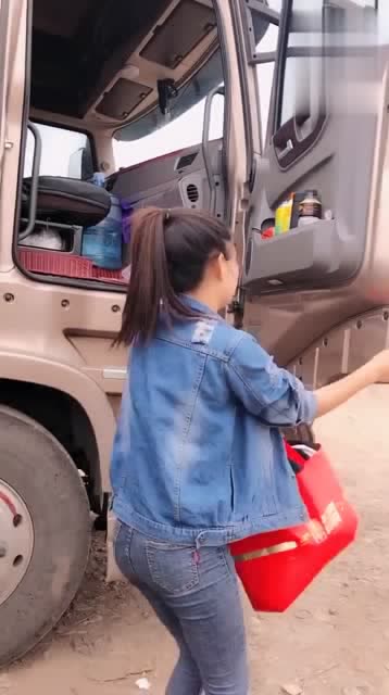 货车女司机昕昕干嘛去,看她拿的一大袋子,我猜是在找洗澡堂