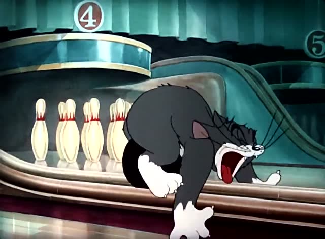 保龄球不是这样打的,汤姆瞬间从打球的,变成被球打的