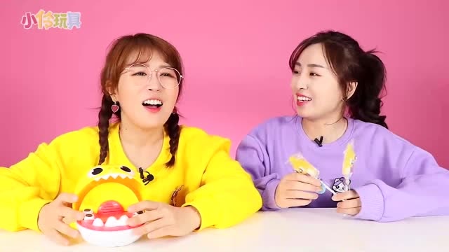 小伶玩具夏天和悦儿抽食物悦儿运气好抽到好吃的夏天很生气