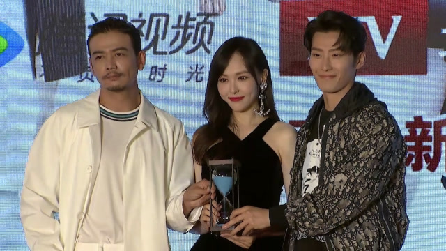 杨烁,唐嫣,窦骁三个和沙漏合影,彰显在剧中的关系超搞笑