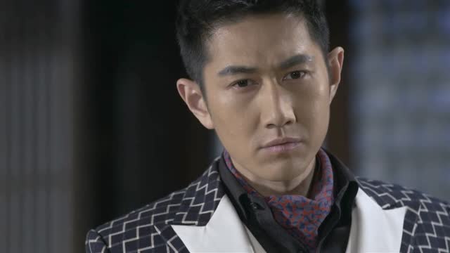 刀光枪影 - 任非常回到酒桌,发现一壶是酒,另一壶只是水