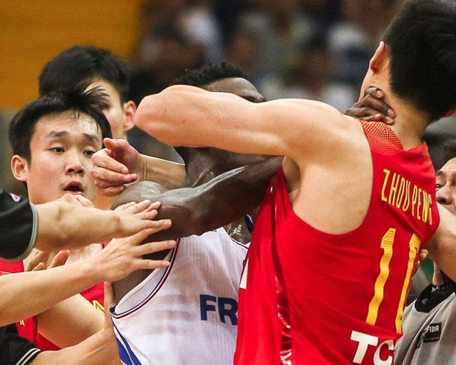 回顾中国男篮近年打架全记录,还是朱芳雨的组合拳让人印象深刻