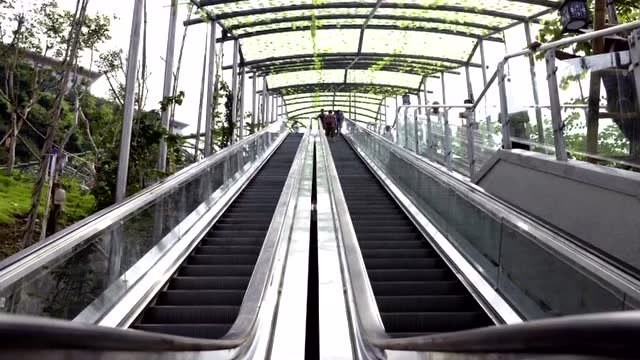 重庆首条电动扶梯崖壁步道开放 设计贴心成新景观打卡地