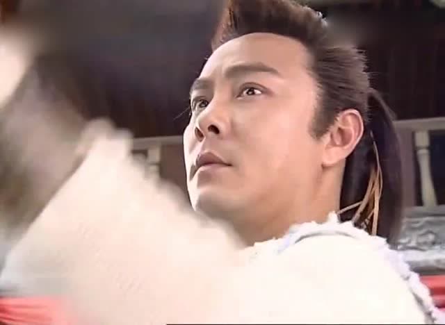 恶通天使用天马流星锤打小鱼儿,不料却被小鱼儿锤进土里,尴尬呀