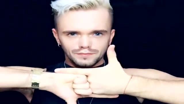 外国小哥哥的打枪手势舞,简直是太帅了,已被迷住!