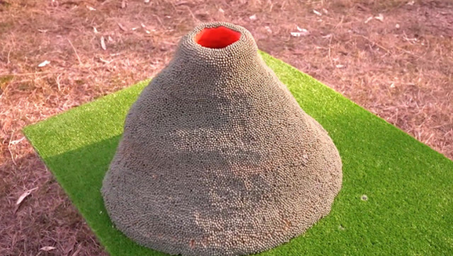 老外用火柴和橡皮泥制造"火山",不用点火就会燃烧,画面太刺激