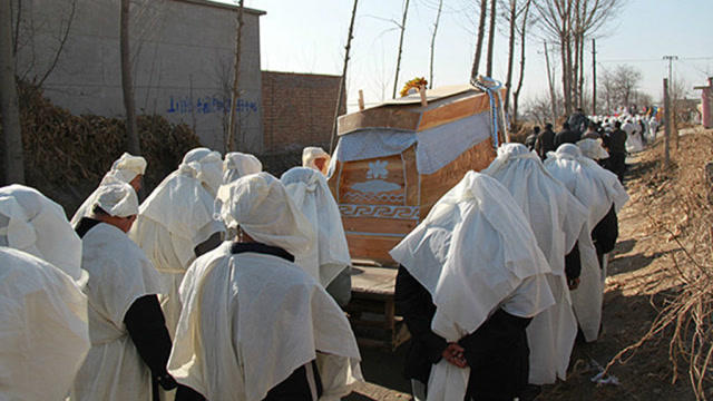 在农村殡葬仪式中,为何要停尸三天?答案让人后背一凉!