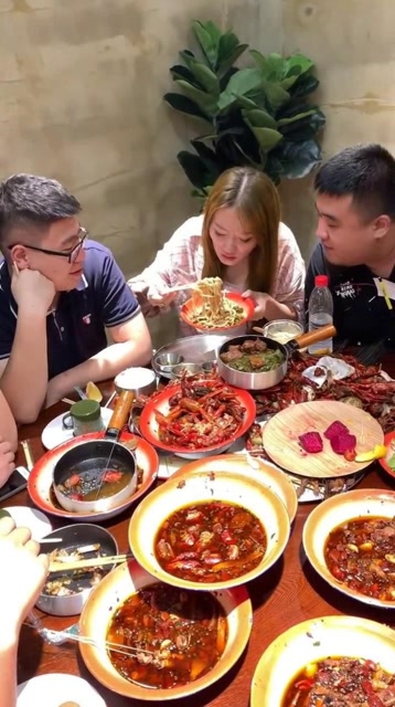 大胃王猪小妹吃面,旁边的大蒜涛都馋成啥样了,自己吃太过分了!