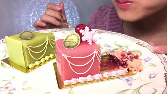 小姐姐吃奢华玛丽皇后玫瑰覆盆子树干蛋糕,看颜值就感觉超级美味