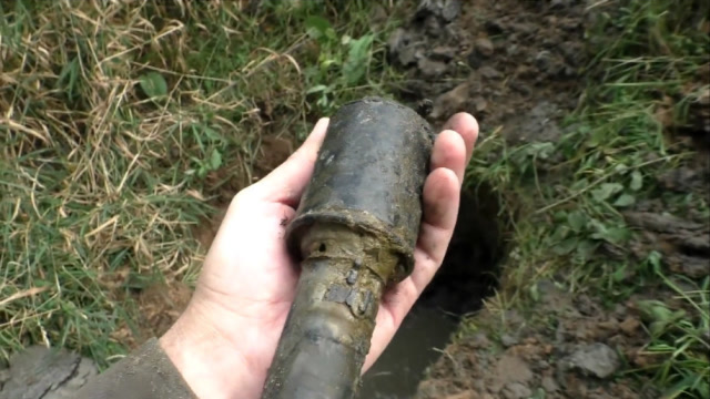 这是一个二战时期的手榴弹,老外拿在手上玩也不怕响了,胆子真大