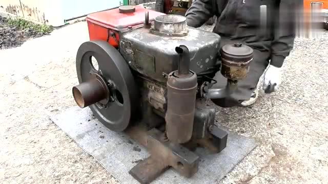 60年前的老式柴油机,老师傅拆开维修后,听声音就知道依然很好用