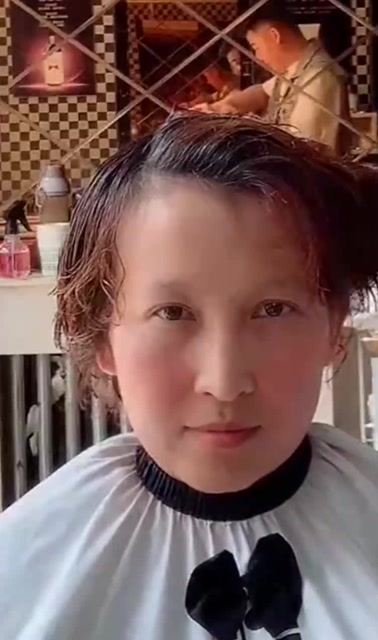 50岁的大妈头发微卷,理发师剪短染色后,一下年轻了10岁!