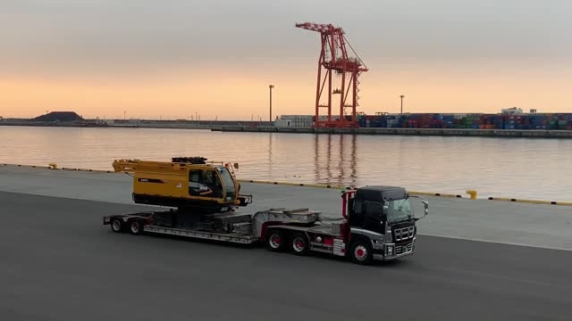 16轮拖挂卡车来运输重型机器,载重量真大