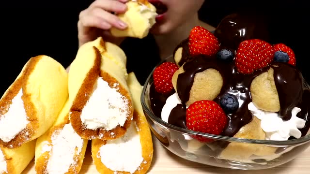 韩国吃播秀-小姐姐吃香蕉蛋卷蛋糕,这咀嚼音听起来太馋人了