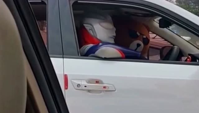 不怕沙雕多就怕沙雕住一窝,奥特曼居然开车了,这一幕让人大开眼界!